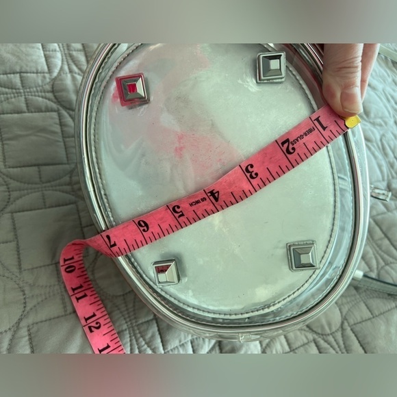 Kendall & Kylie Metallic Drawstring Crossbody Bag In Clear - Picture 12 of 16